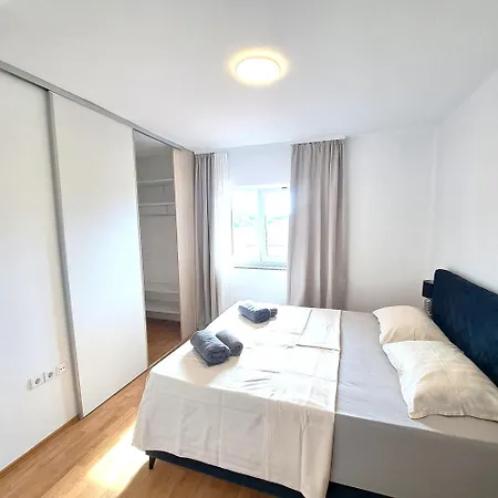 Apartment Chic Frane